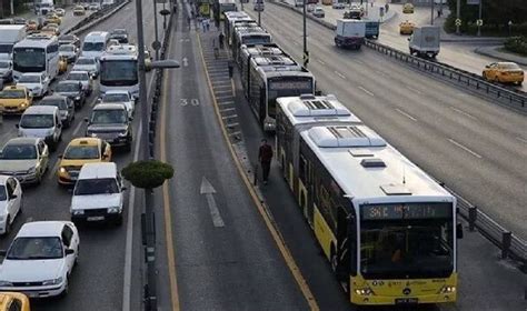 Beylikdüzünde metrobüs kazası Araçlarda hasar oluştu